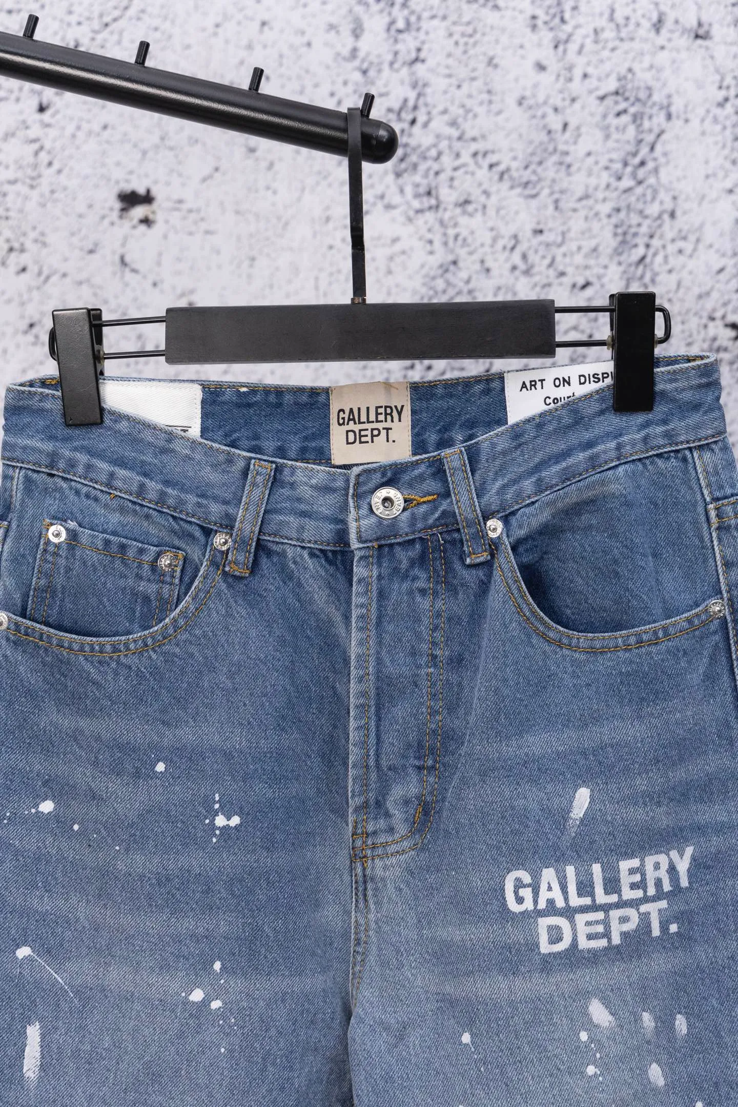 💰270 GALLERY DEPT.25ss new style splash-ink jeans, boot-cut trousers, denim + splash-ink, full of artistic sense! The trouser legs are spliced ​​with denim, creating a layered look, and the words "GALLERY DEPT." are super recognizable✨. High-density denim, wear-resistant and comfortable, perfect for daily wear or street style. Inspired by the classic elements of Helmut Lang, splashing ink is full of three-dimensionality. Pair it with simple tops or HL items to easily get a sense of avant-garde fashion! Gallery Dept. targets the global fashion pioneer group aged 18-35 and positions itself as a "high street art trendy brand". Cultural symbol output: Through endorsements from stars such as Virgil Abloh, Jennie, and Justin Bieber, the brand’s benchmark status in the hip-hop and fashion circles is strengthened. Size: 28-34 Color: Gray Blue